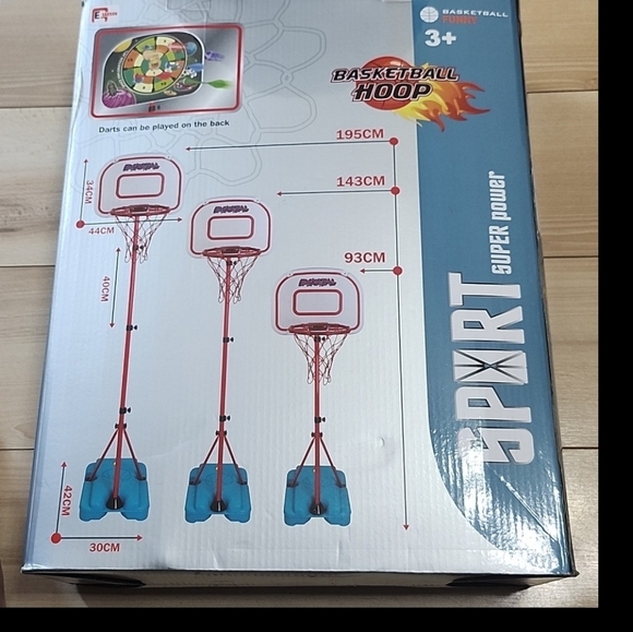 Basketball hoop + darts can be played on the back - Picture 5 of 14